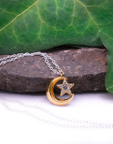 Krásny pozlátený náhrdelník s Mesiacom a Hviezdou zdobený jemnými zirkónmi