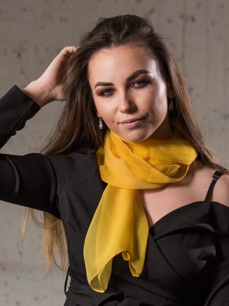 Obdĺžniková hodvábna šatka s jemnou žltou farbou
