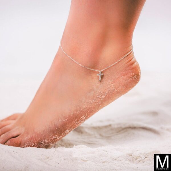Krásna retiazka na nohu s príveskom "Kríž" zdobeným čírymi zirkónmi.