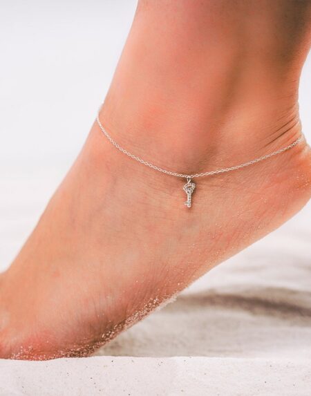 Krásna retiazka na nohu s príveskom "Kľúč" zdobeným čírymi zirkónmi