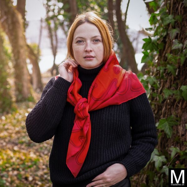 Štvorcová hodvábna šatka vo vínovo červenej farbe so vzorom