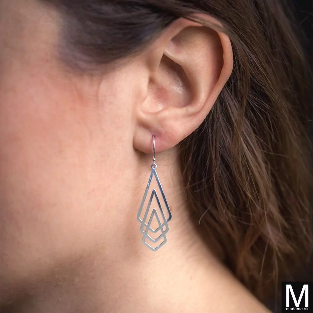 Zaujímavé náušnice s geometrickými tvarmi