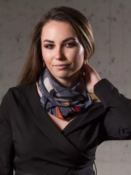 Obdĺžniková hodvábna šatka s geo tvarmi