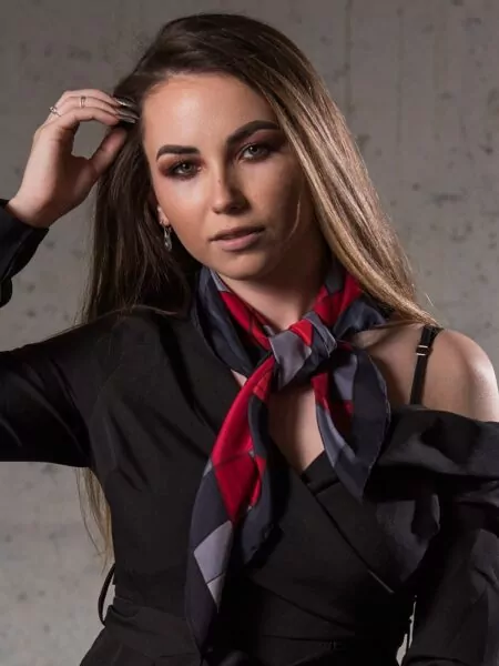 Menšia štvorcová hodvábna šatka s nepravidelnými kockami