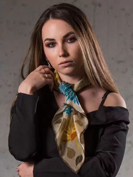 Menšia štvorcová hodvábna šatka s kvetmi a lístkami