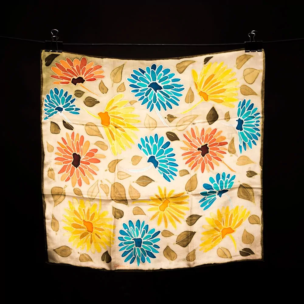 Menšia štvorcová hodvábna šatka s kvetmi a lístkami