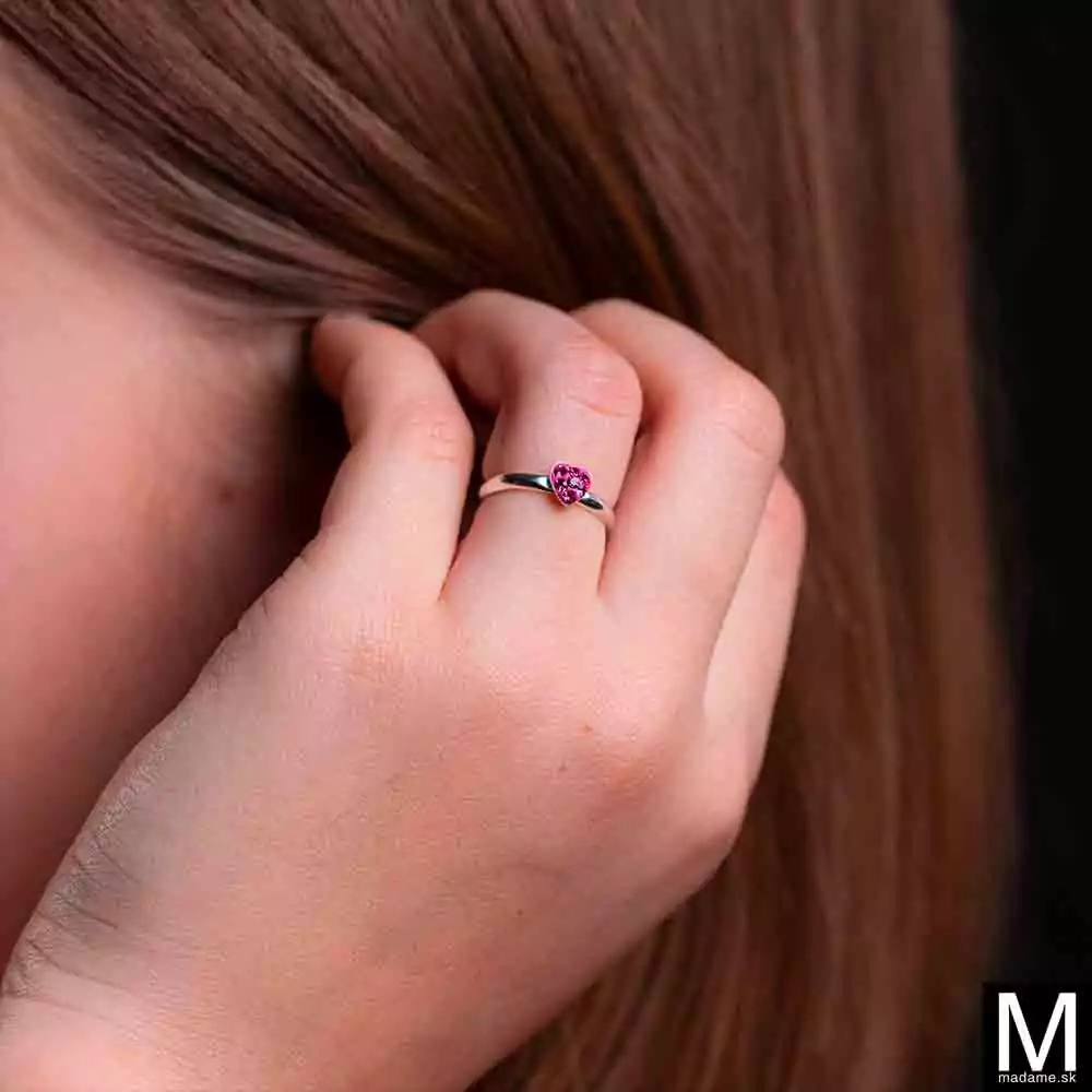 Nastaviteľný prstienok so srdiečkom s čírych kryštáľov