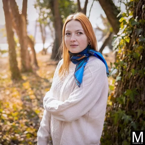 Štvorcová hodvábna šatka s farebnými geometrickými vzormi