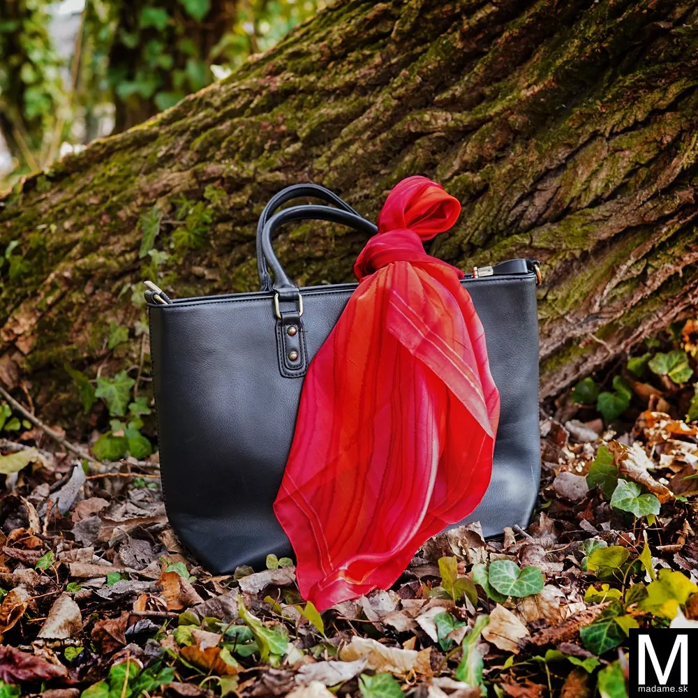 Štvorcová hodvábna šatka s červeno oranžovými pásikmi