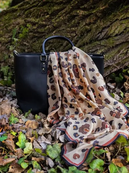 Štvorcová hodvábna šatka s leopardím vzorom