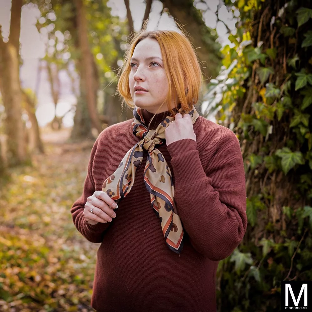 M-SATC071_modelka Štvorcová hodvábna šatka s leopardím vzorom